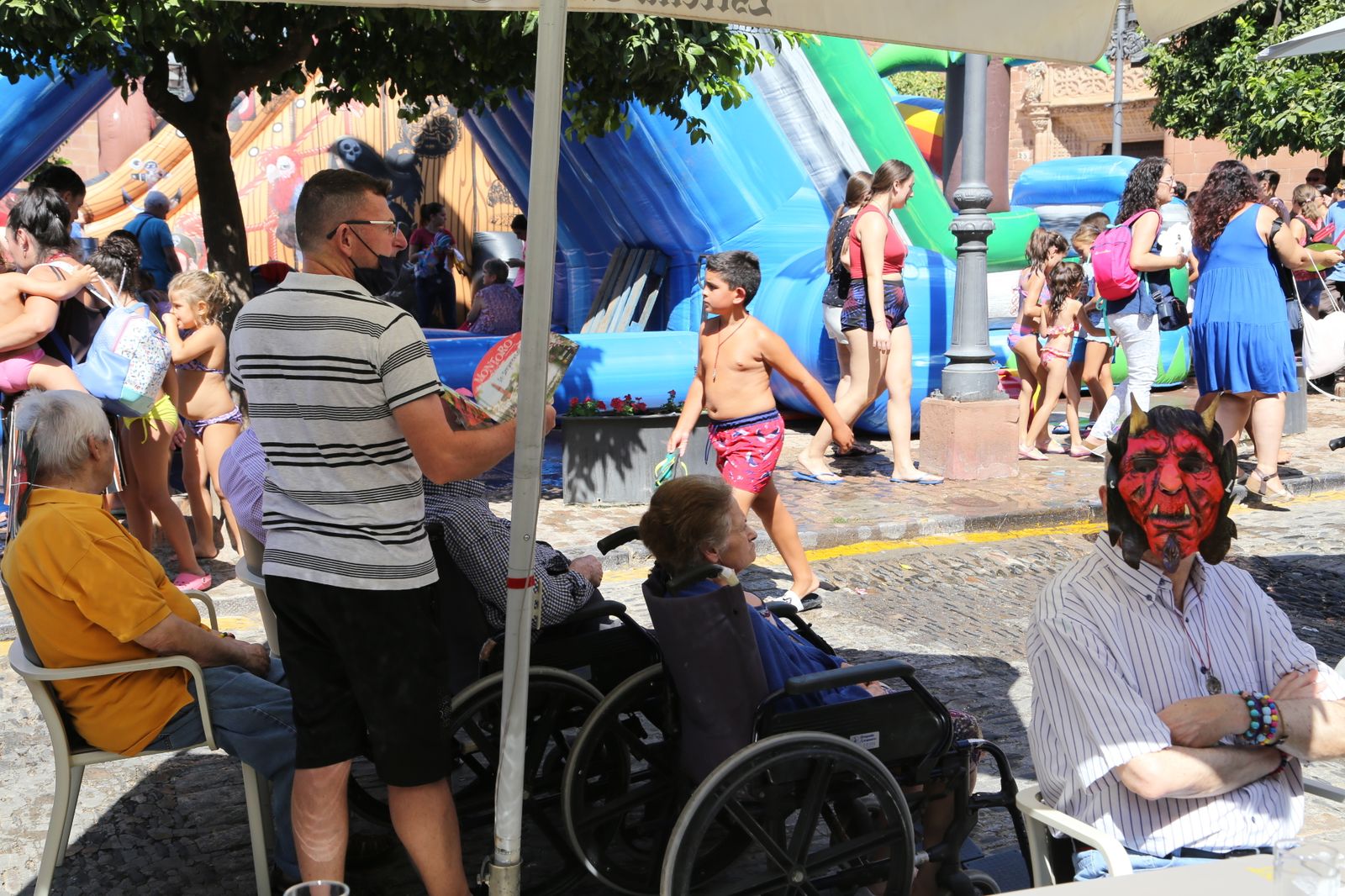 La suelta de la Diablilla en Montoro y sus tirones de pelo, en imágenes