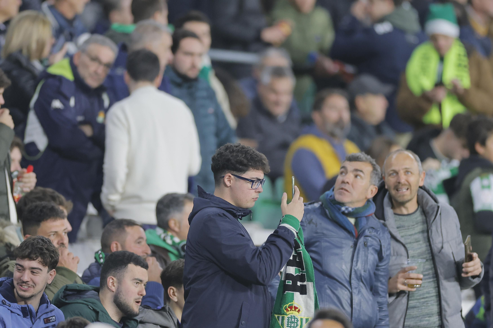 Búscate en las fotos del Betis-Girona
