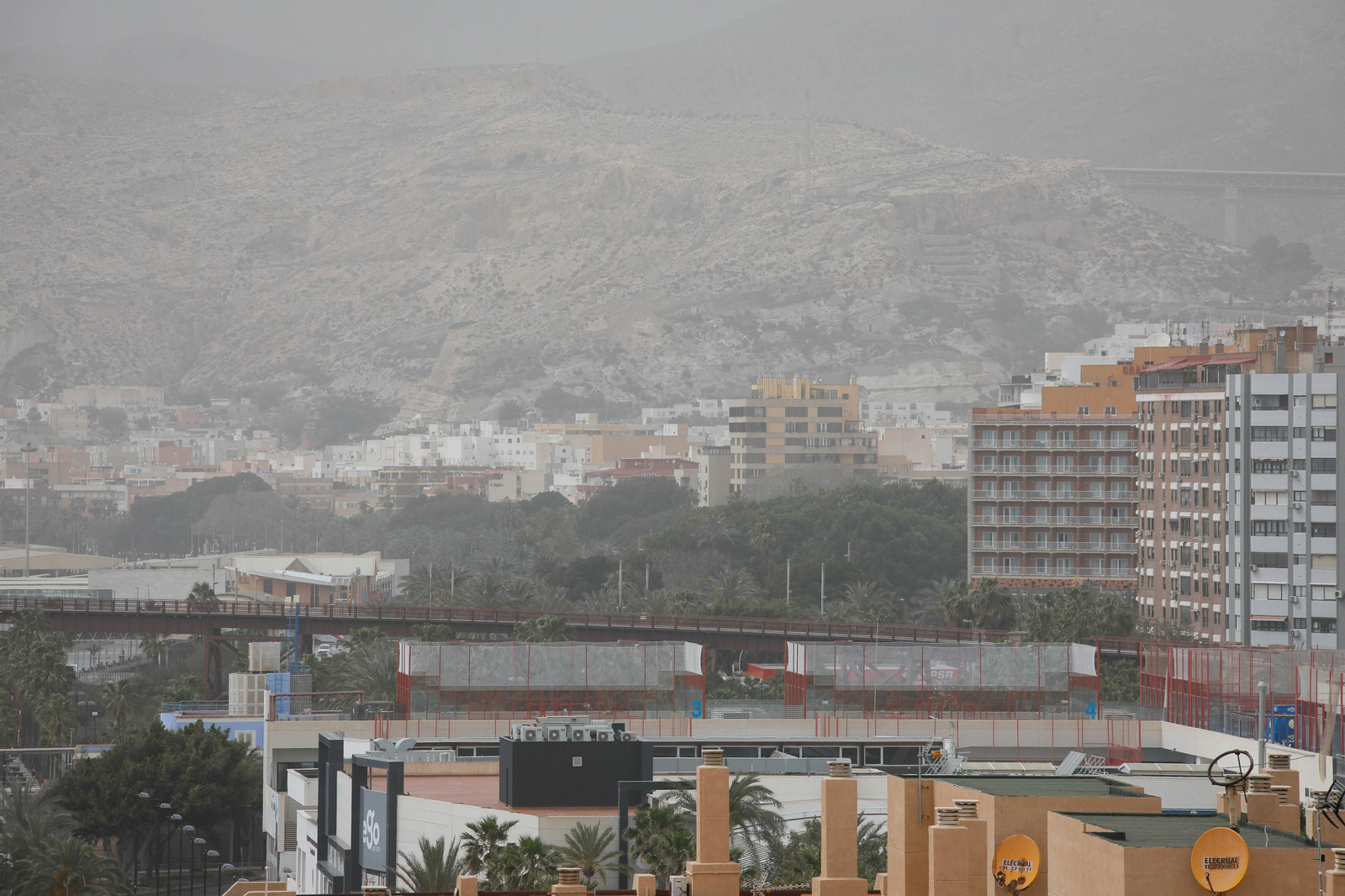 La calima de Almería en imágenes
