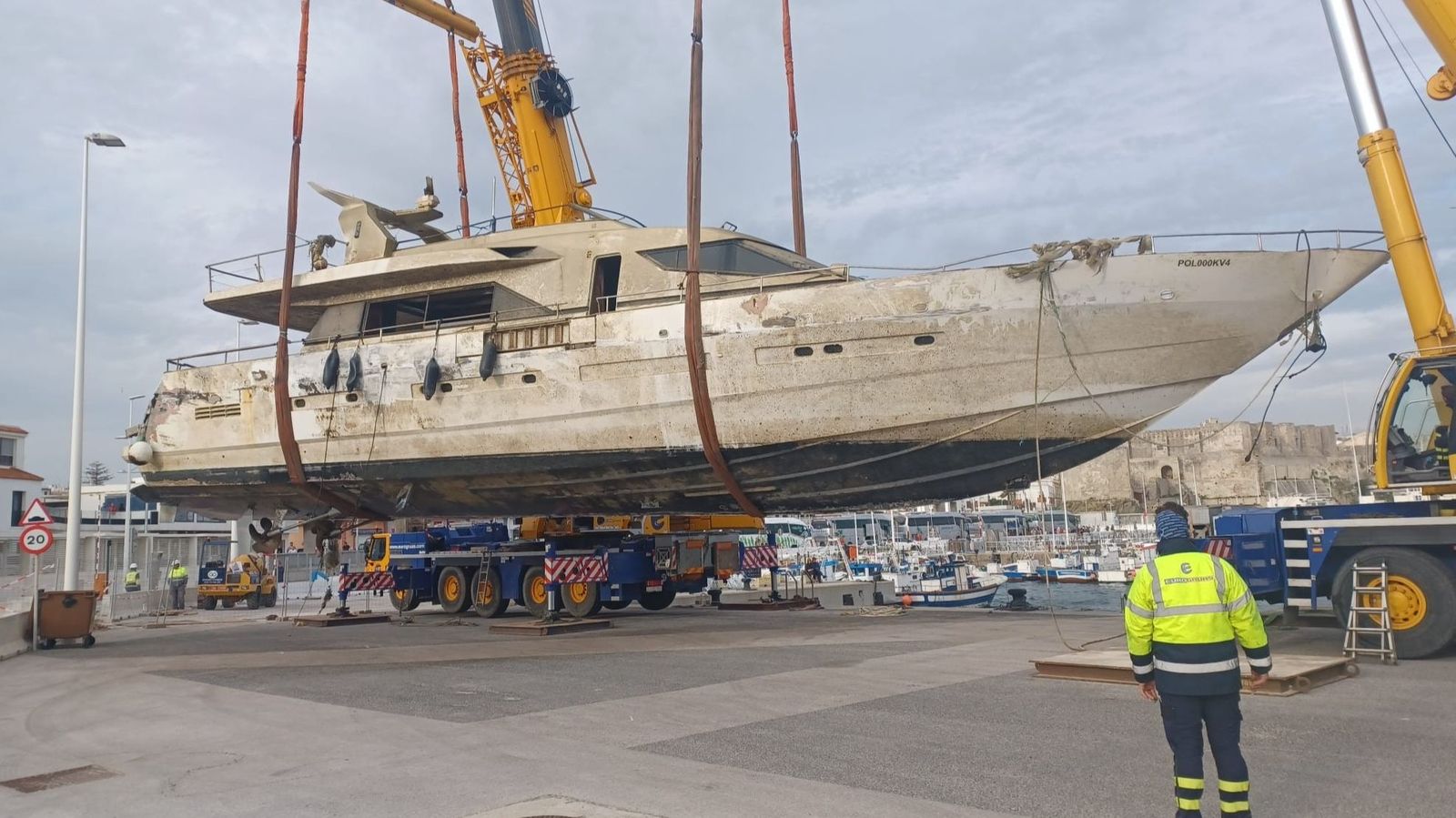 El yate 'Mr. M.', una vez reflotado en el puerto de Tarifa.