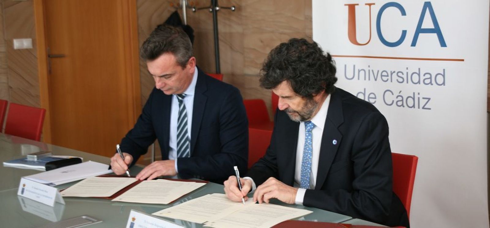 El rector de la UCA, Eduardo González, y el director del IEO, Eduardo Balguerías, firman el convenio.