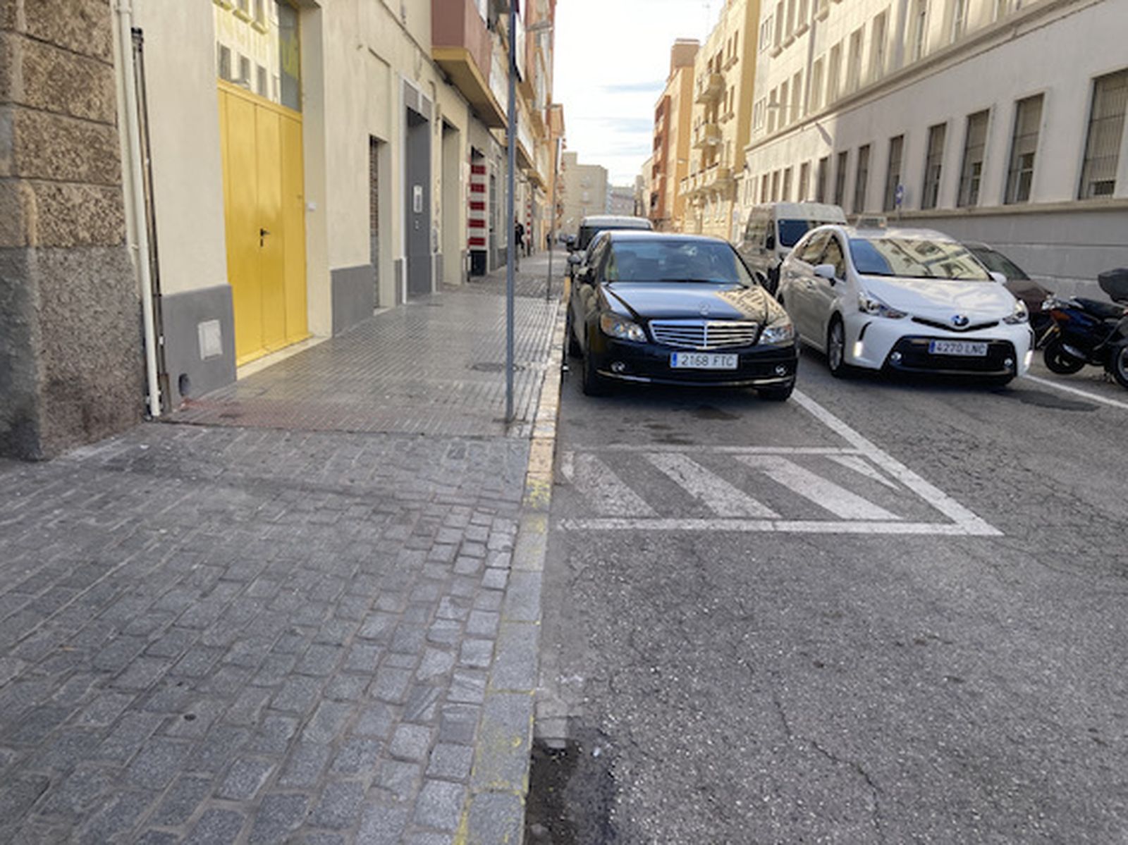 Así son los complicados accesos a los colegios de Cádiz