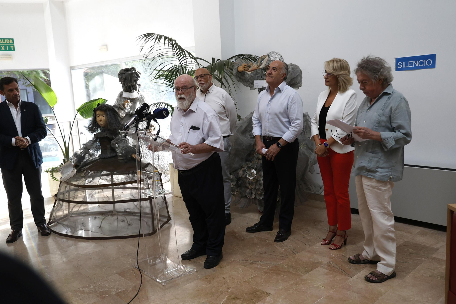 Las fotos de la reubicación del busto de Cristóbal Delgado en el Centro Documental