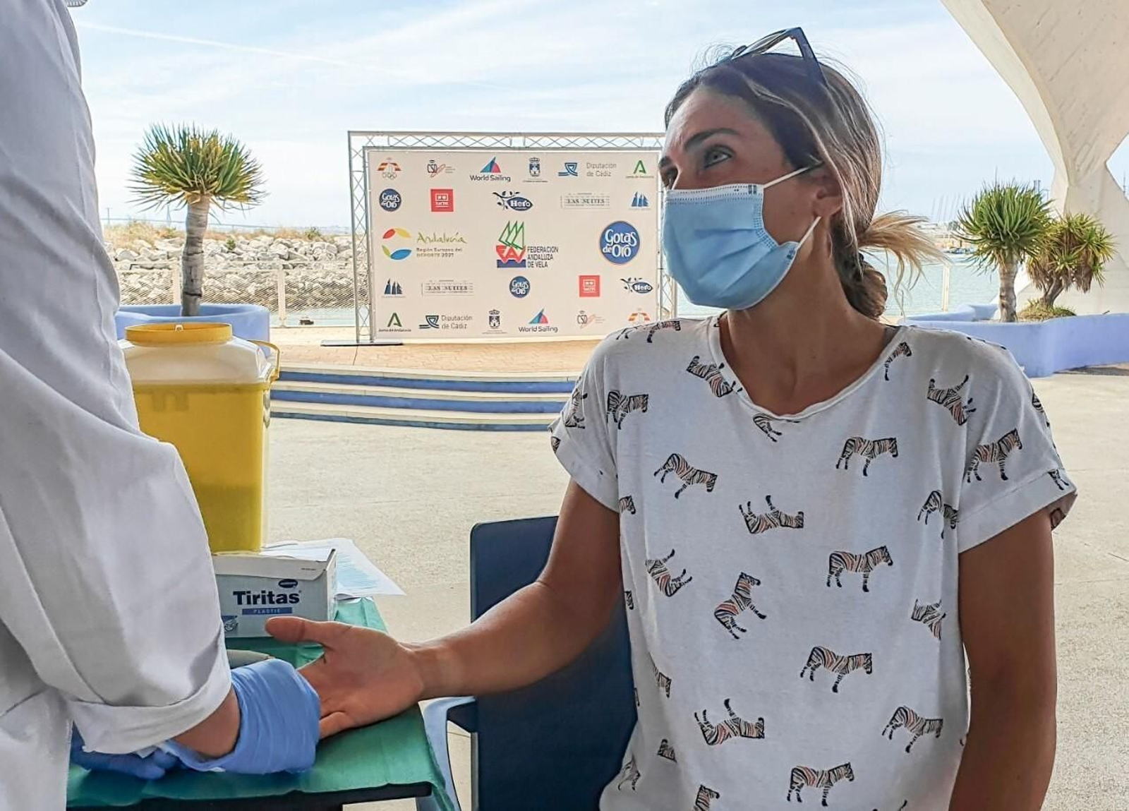 Blanca Manchón se somete a un test serológico.