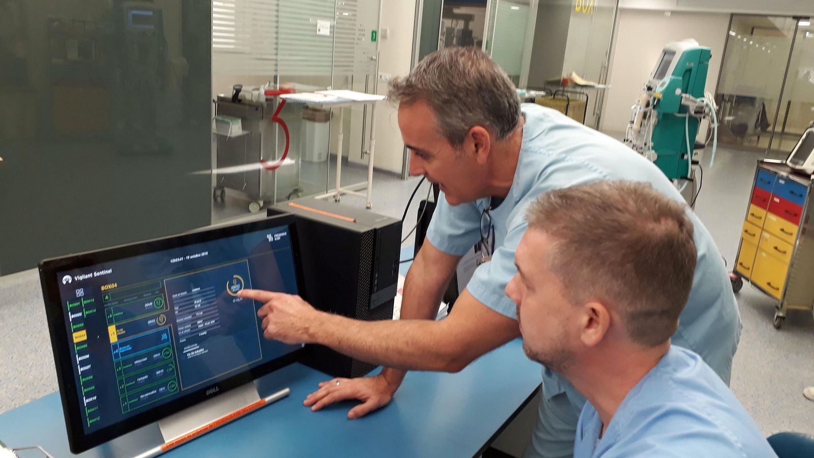 Jose Manuel ante la pantalla de control