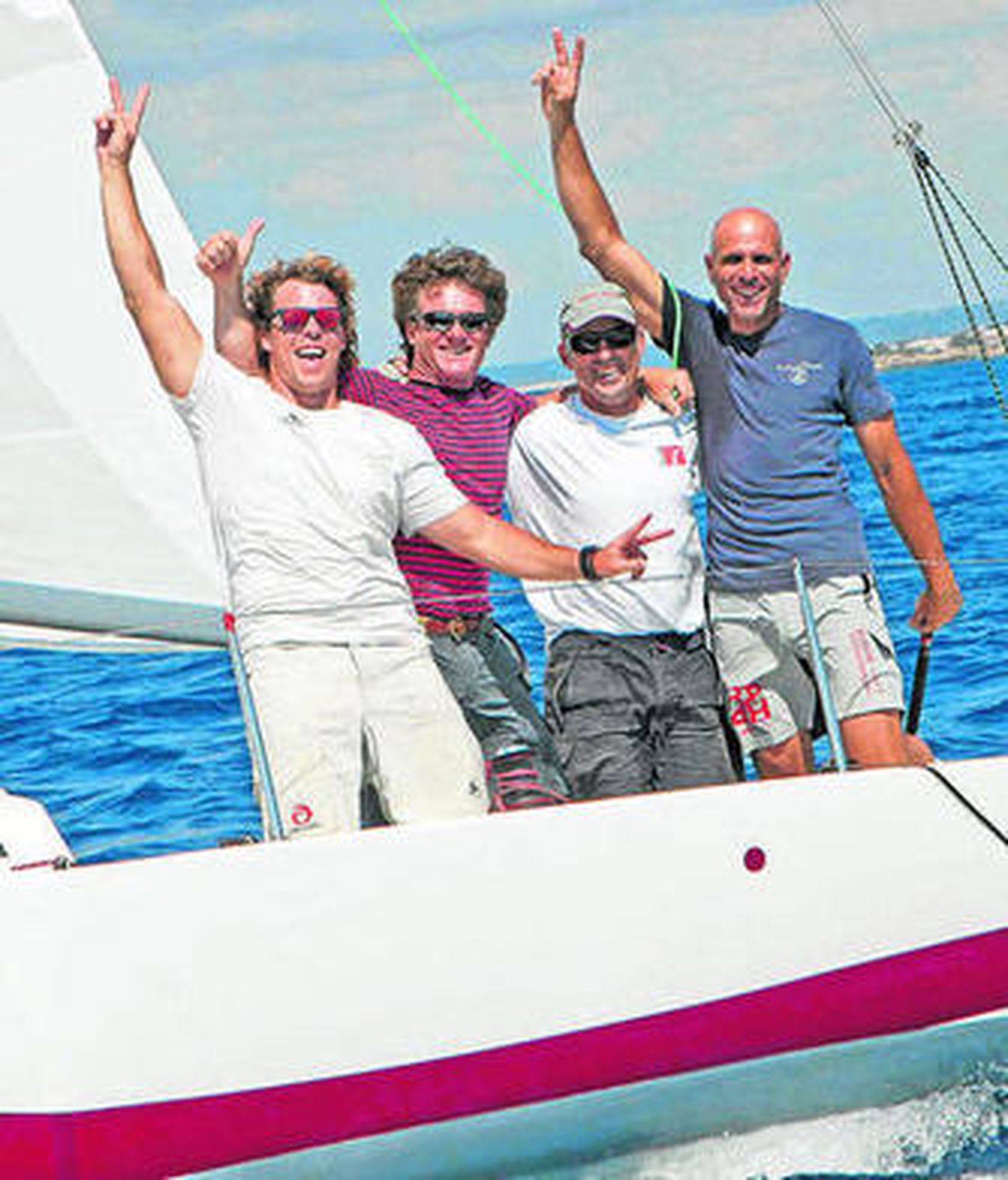 La tripulación del 'Iurisnautic' celebra su victoria final.