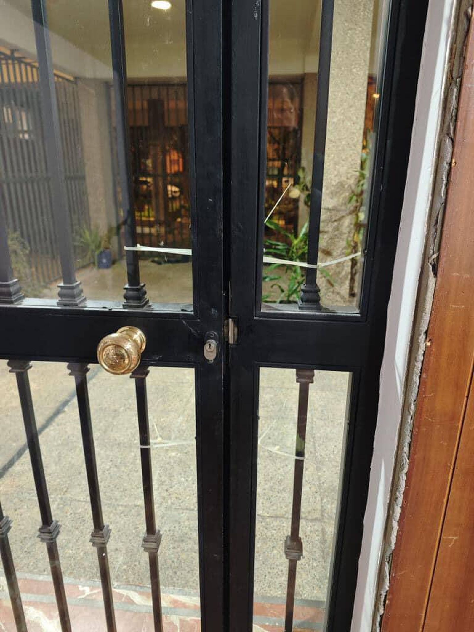 La puerta cerrada con bridas.