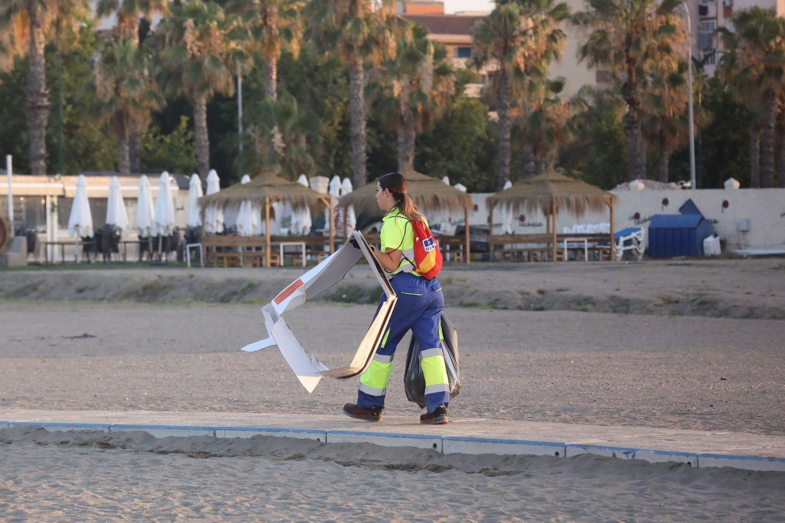 La 'resaca' de la Noche de San Juan en la playa de Huelin en Málaga La 'resaca' de la Noche de San Juan en la playa de Huelin en Málaga