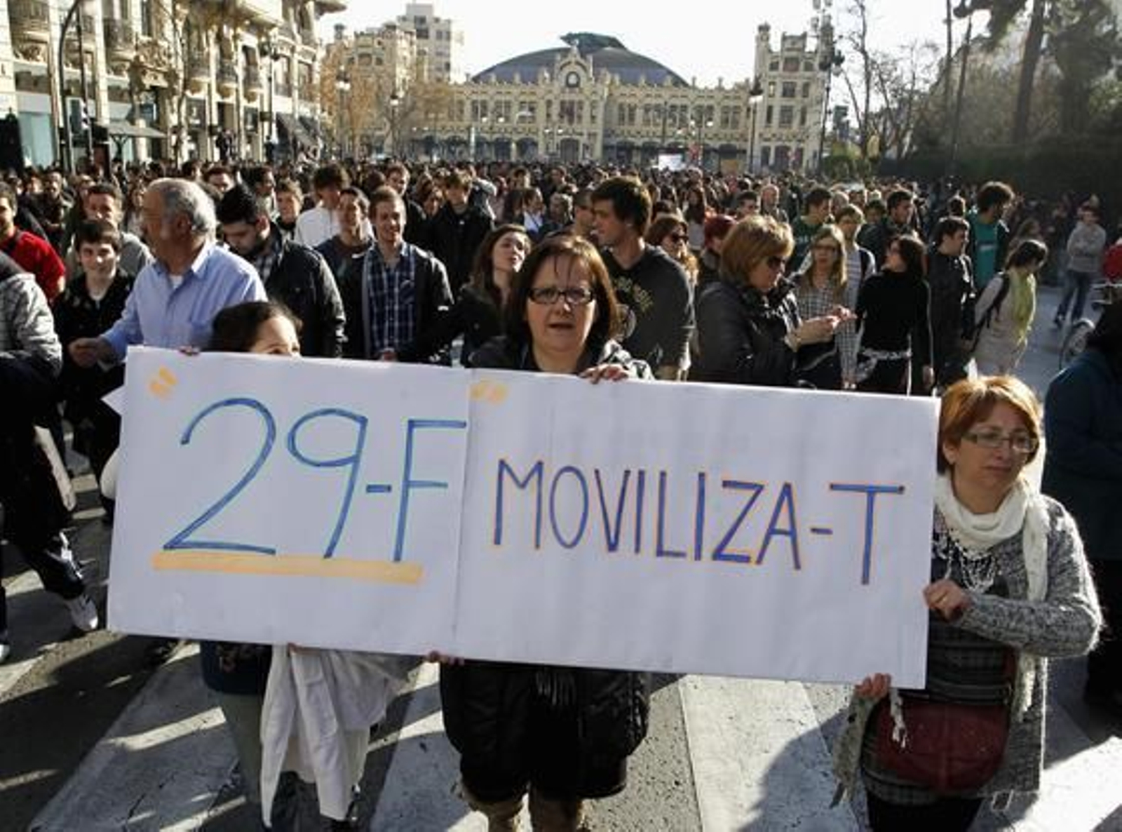 Miles de personas se manifiestan tras las duras cargas policiales.

Foto: efe/afp/reuters