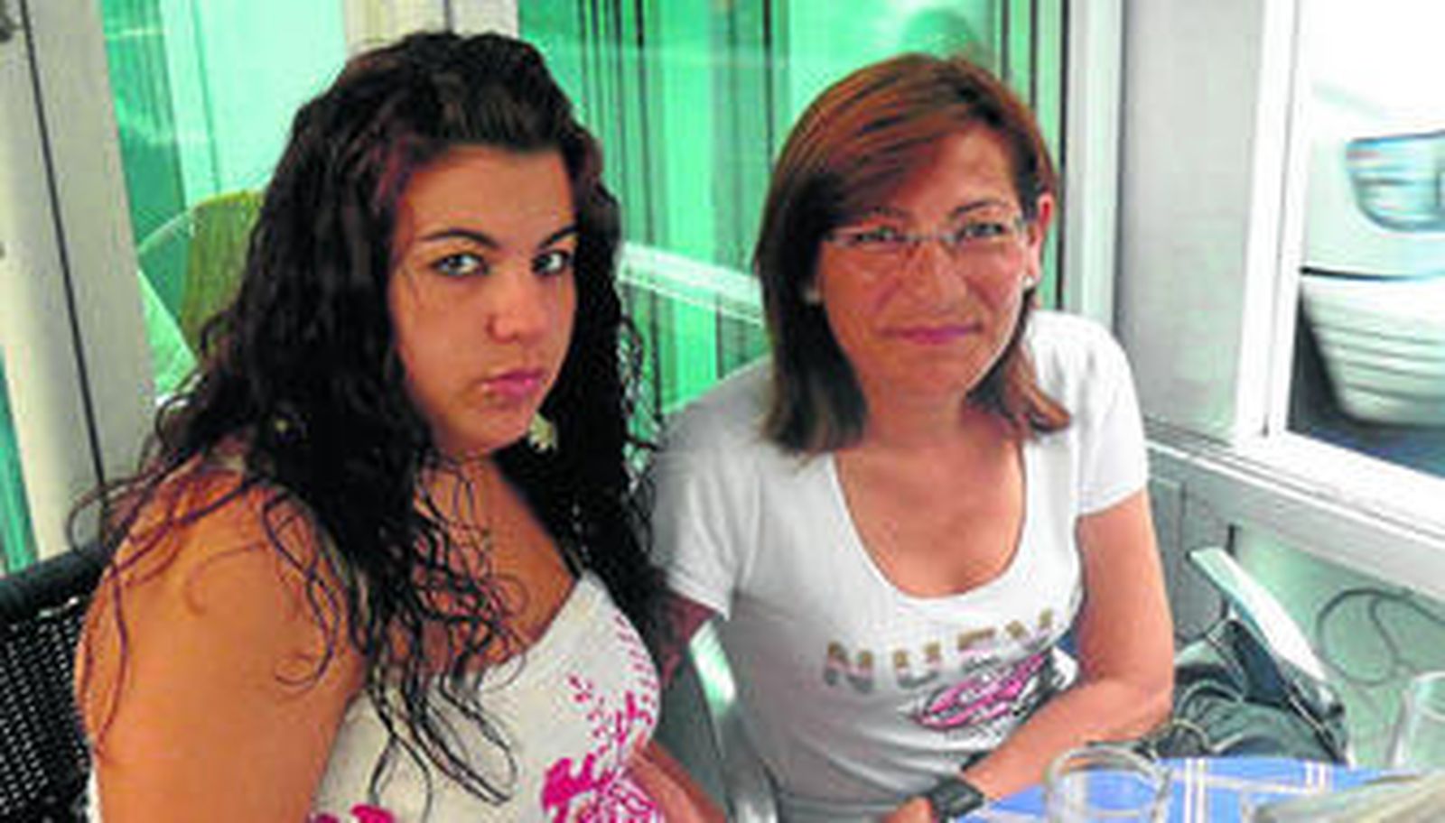 Milagros, víctima de violencia de género, acompañada de su hija.