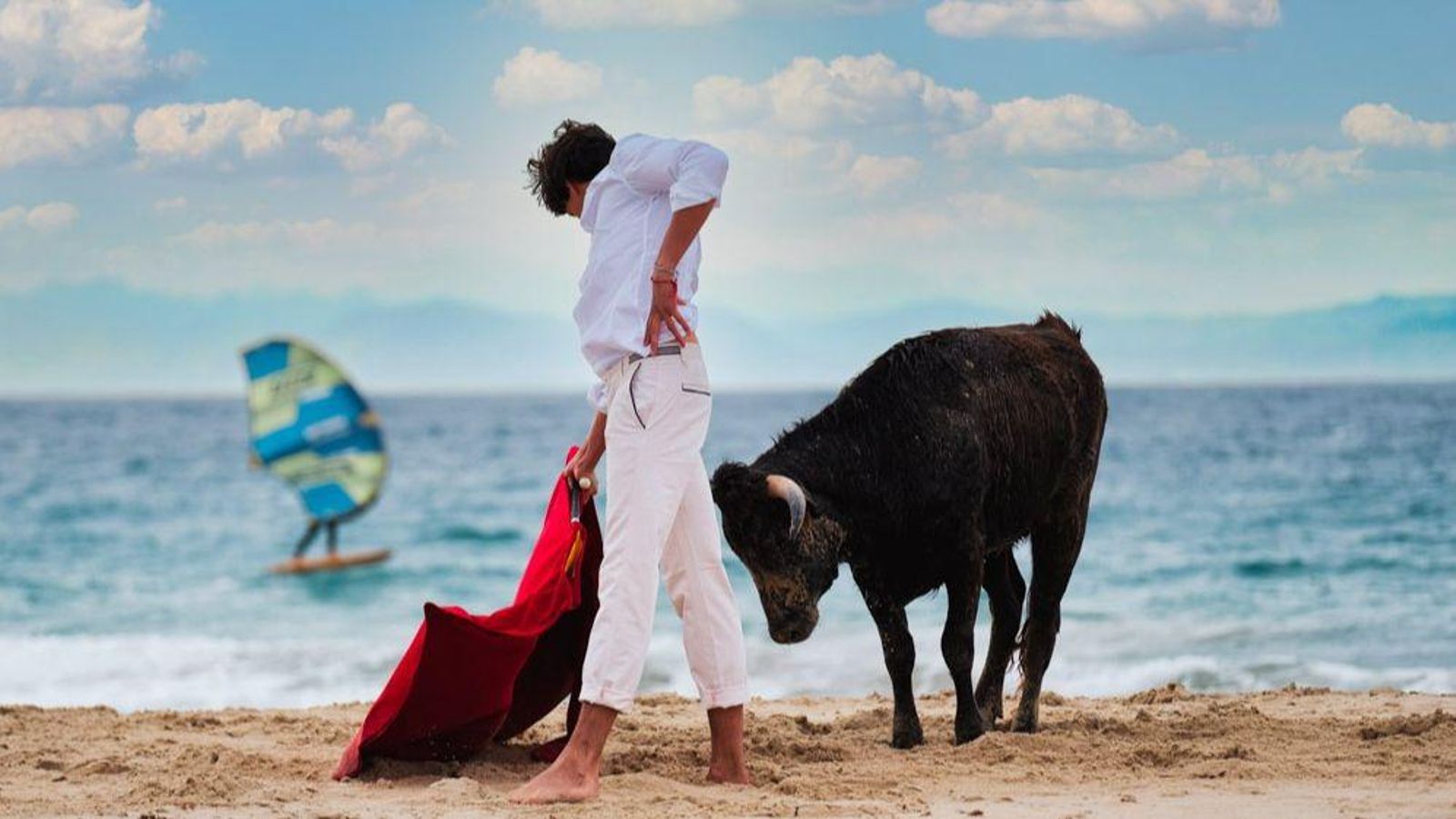 Roca Rey, la vaca de La Palmosilla y un 'kitesurfista', con África al fondo.