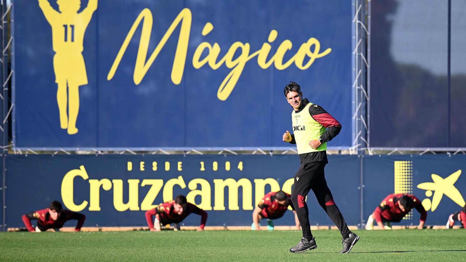 Carrera del argentino mientras sus jugadores realizan flexiones. Carrera del argentino mientras sus jugadores realizan flexiones.