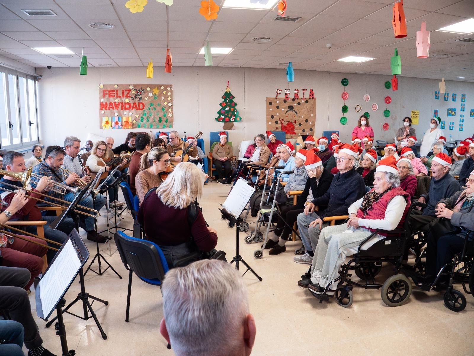 Las personas mayores reciben un concierto navideño por parte de la Escuela de Música de El Parador.