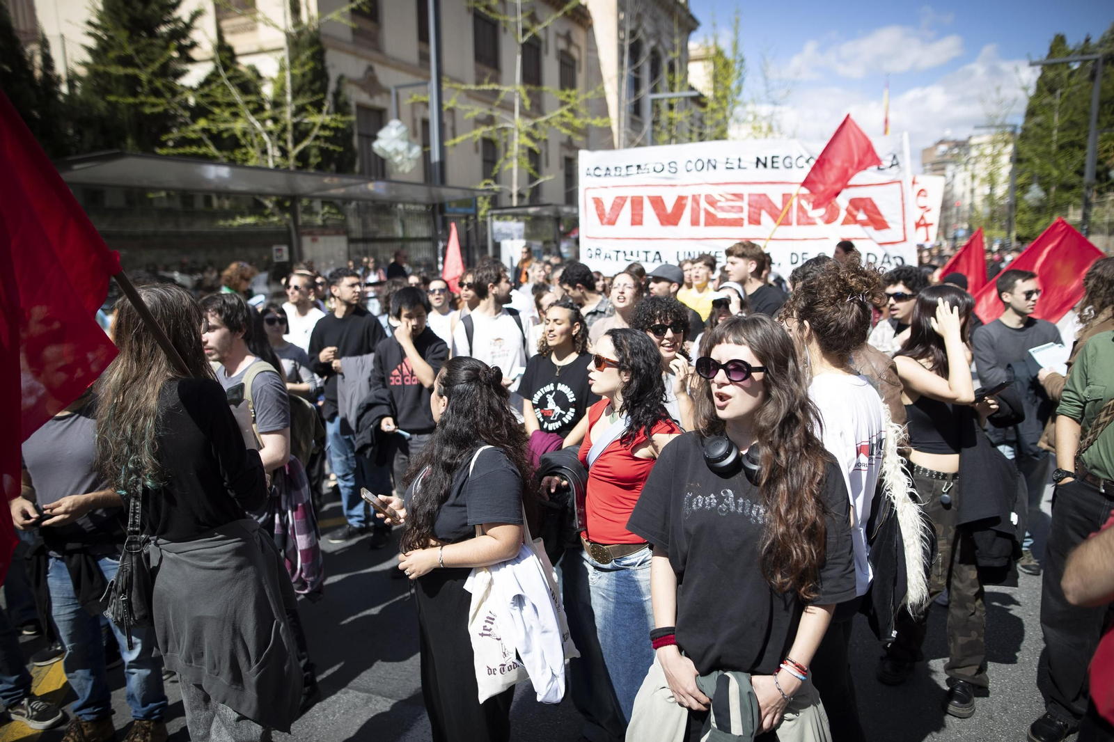 Todas las imágenes de la manifestación contra "el negocio de la vivienda" en Granada