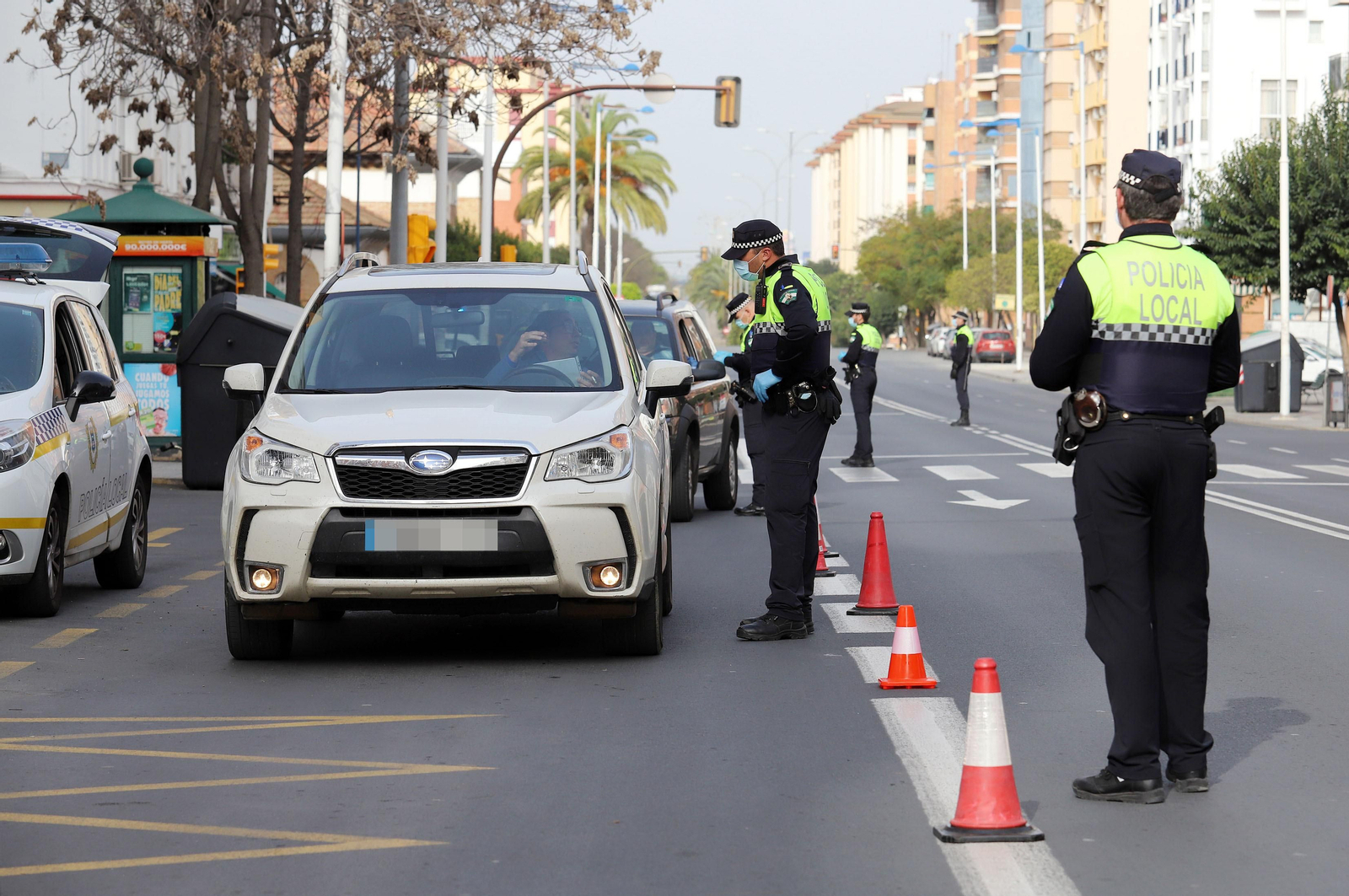 Imágenes de las actuaciones de la Policía Local de Huelva para combatir el coronavirus