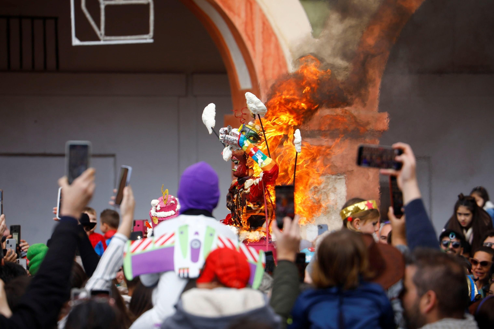 La quema del dios Momo pone punto y final al Carnaval de Córdoba 2023, en fotografías
