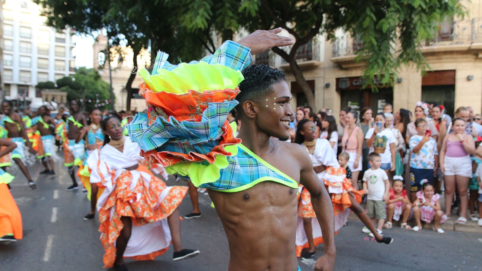 Más de 200 personas integraron los distintos grupos folcrólicos que desfilaron en la Batalla de Flores.