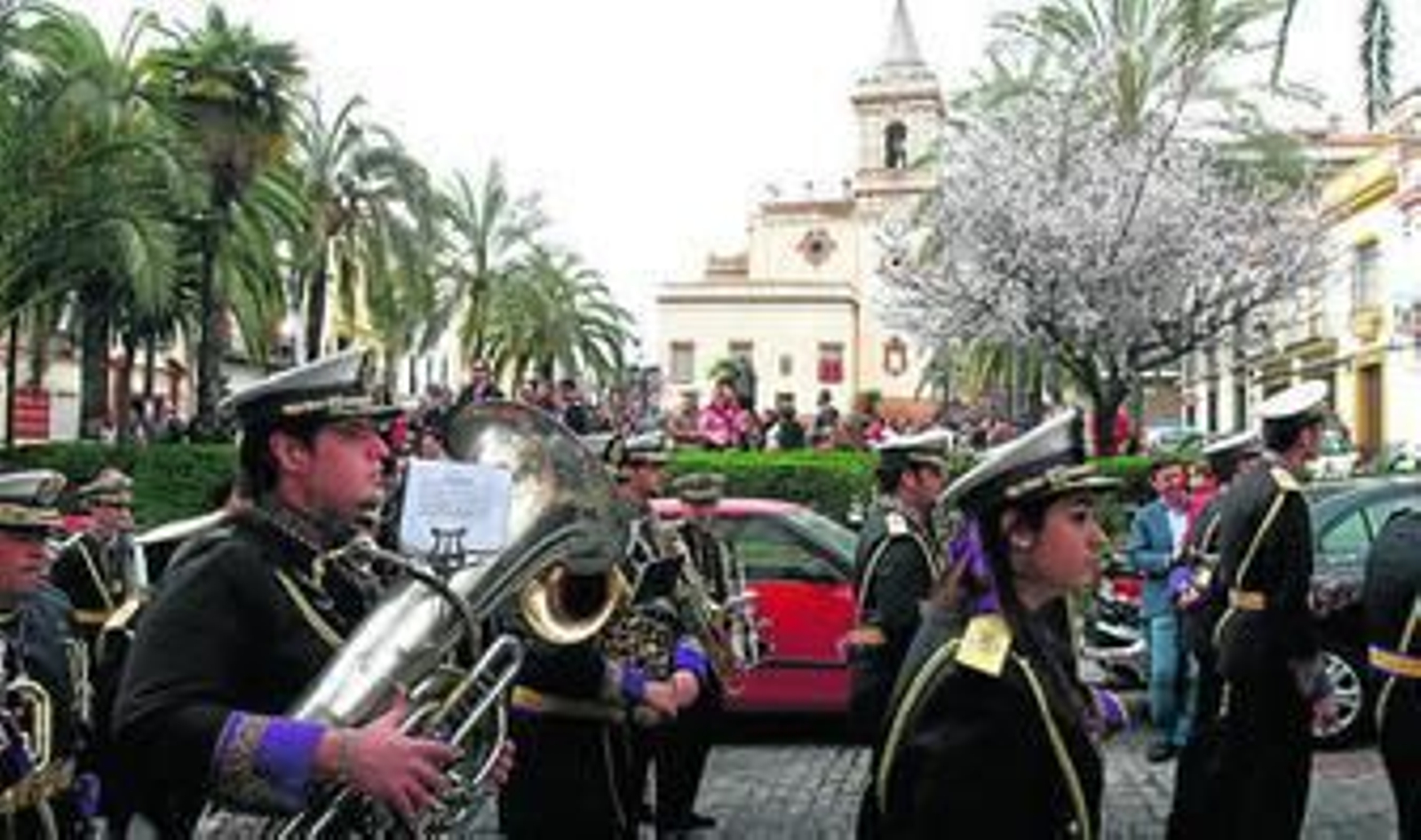 La Banda de Coria accede a la plaza tras subir por La Fuente.