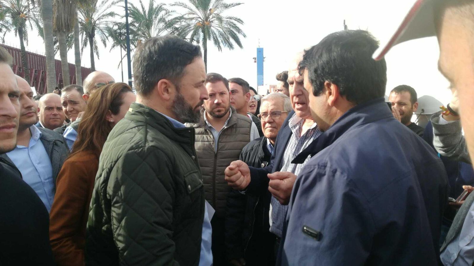 Santiago Abascal charla con los trabajadores del sector agrícola concentrados en Las Almadrabillas, en la capital