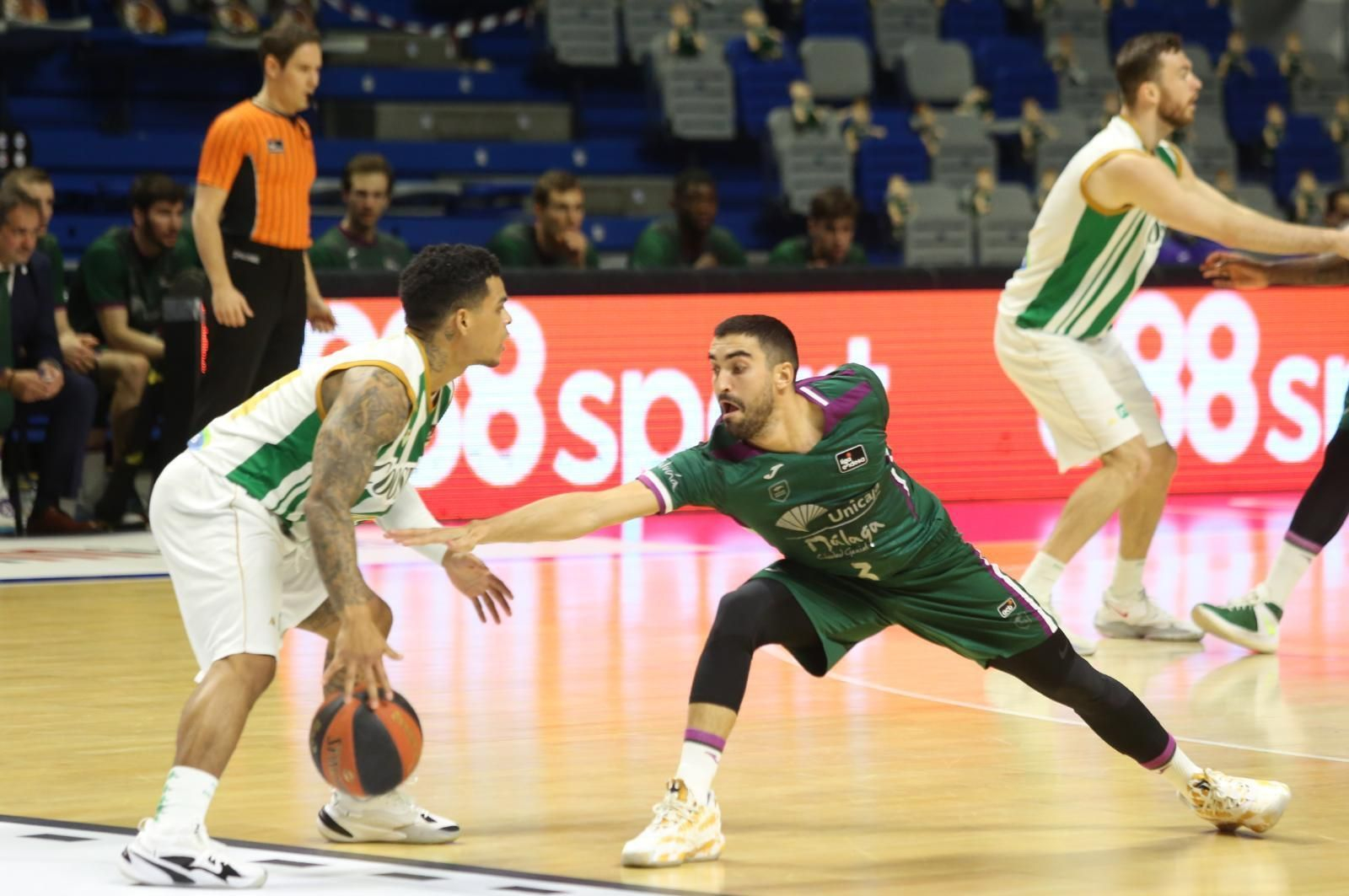 Jaime intenta robar la pelota.