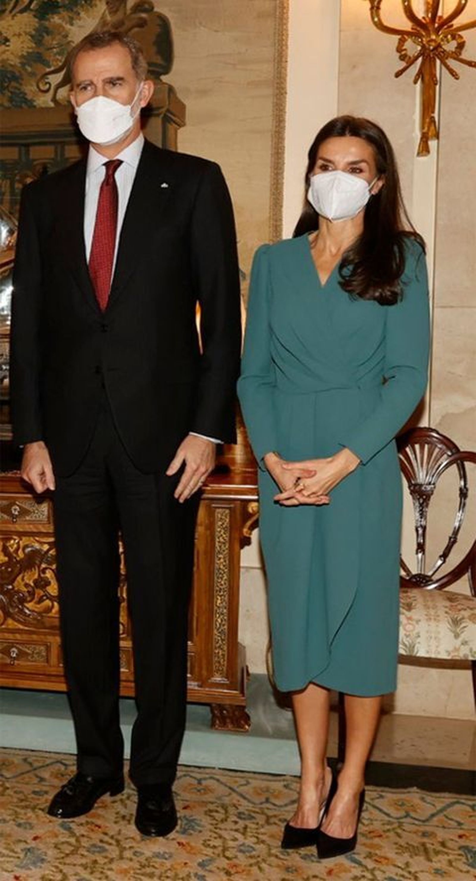 Felipe VI y Doña Letizia, este jueves, con el vestido 'Alessia' de la firma sevillana Cherubina.
