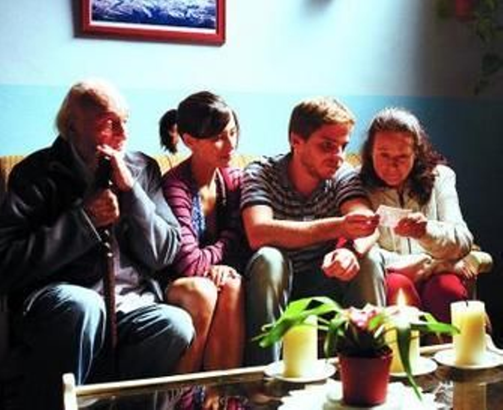 El anciano, la hermana, el acordeonista y una invitada.