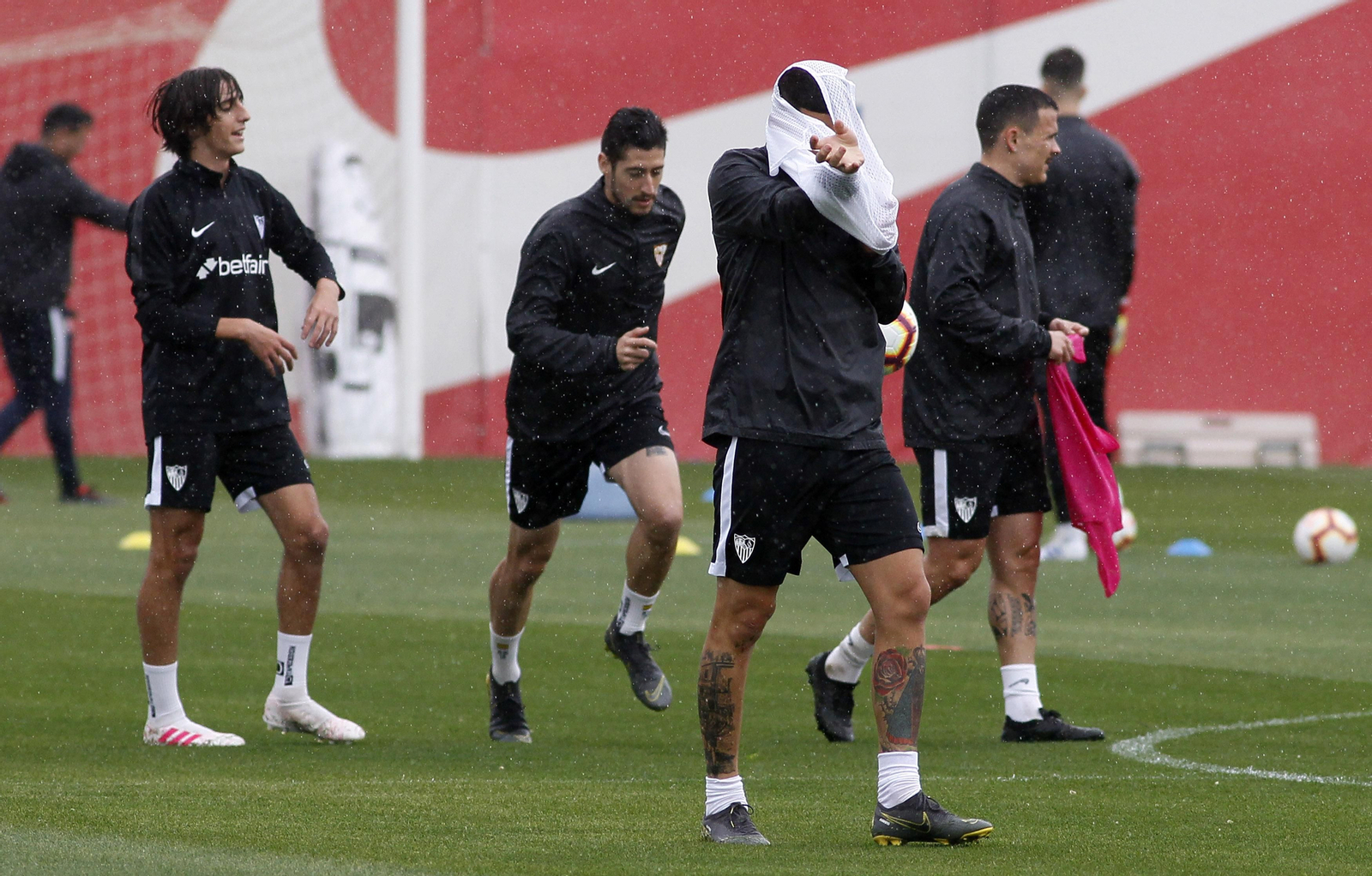 Primer entrenamiento del Sevilla FC tras anunciar Caparrós que tiene leucemia