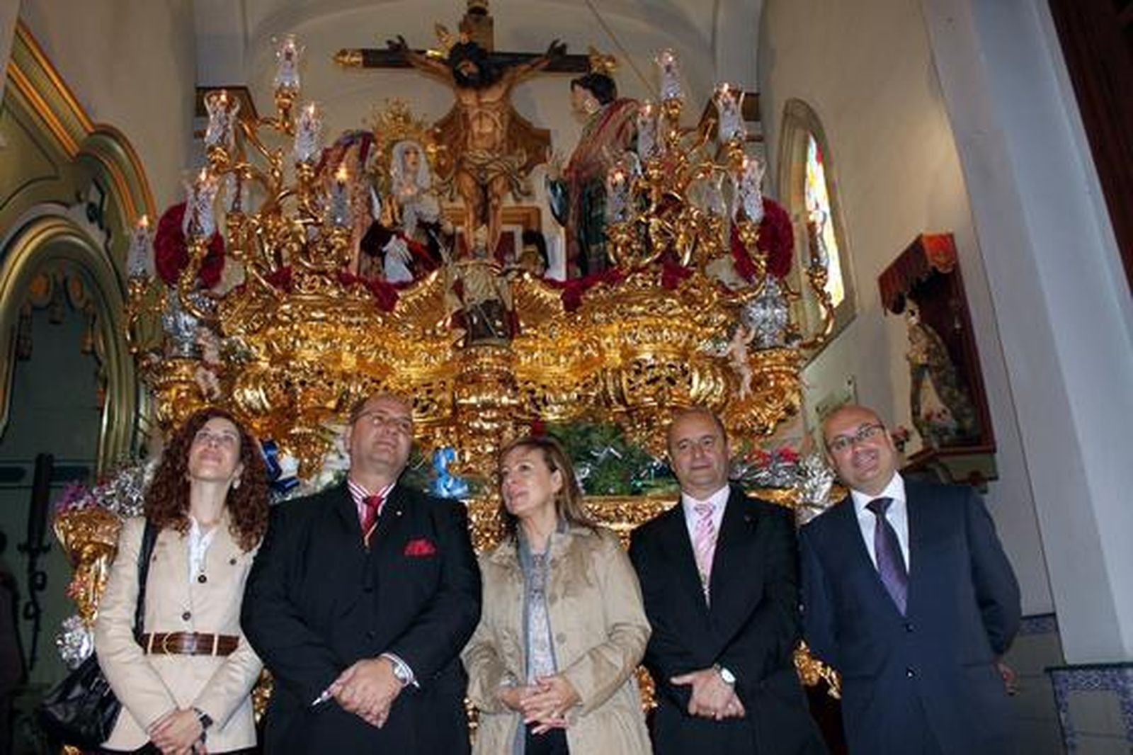 Los cofrades del Amor junto a la alcaldesa, Pilar Sánchez, y los concejales Míriam Alconchel y José M. Jiménez.