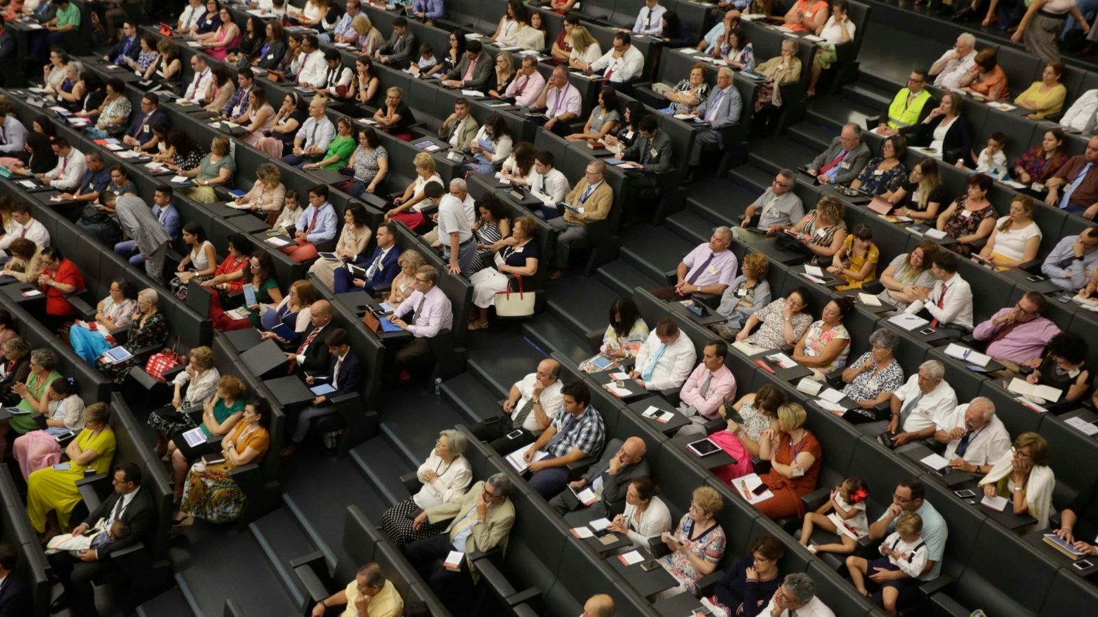 Mas de 7.000 personas han participado en la asamblea de los Testigos de jehová este viernes en Sevilla