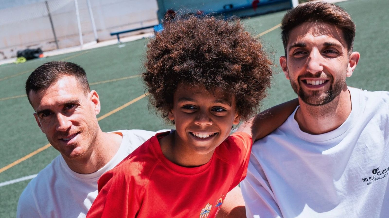 Fernando y Édgar, con uno de los participantes en el campus.