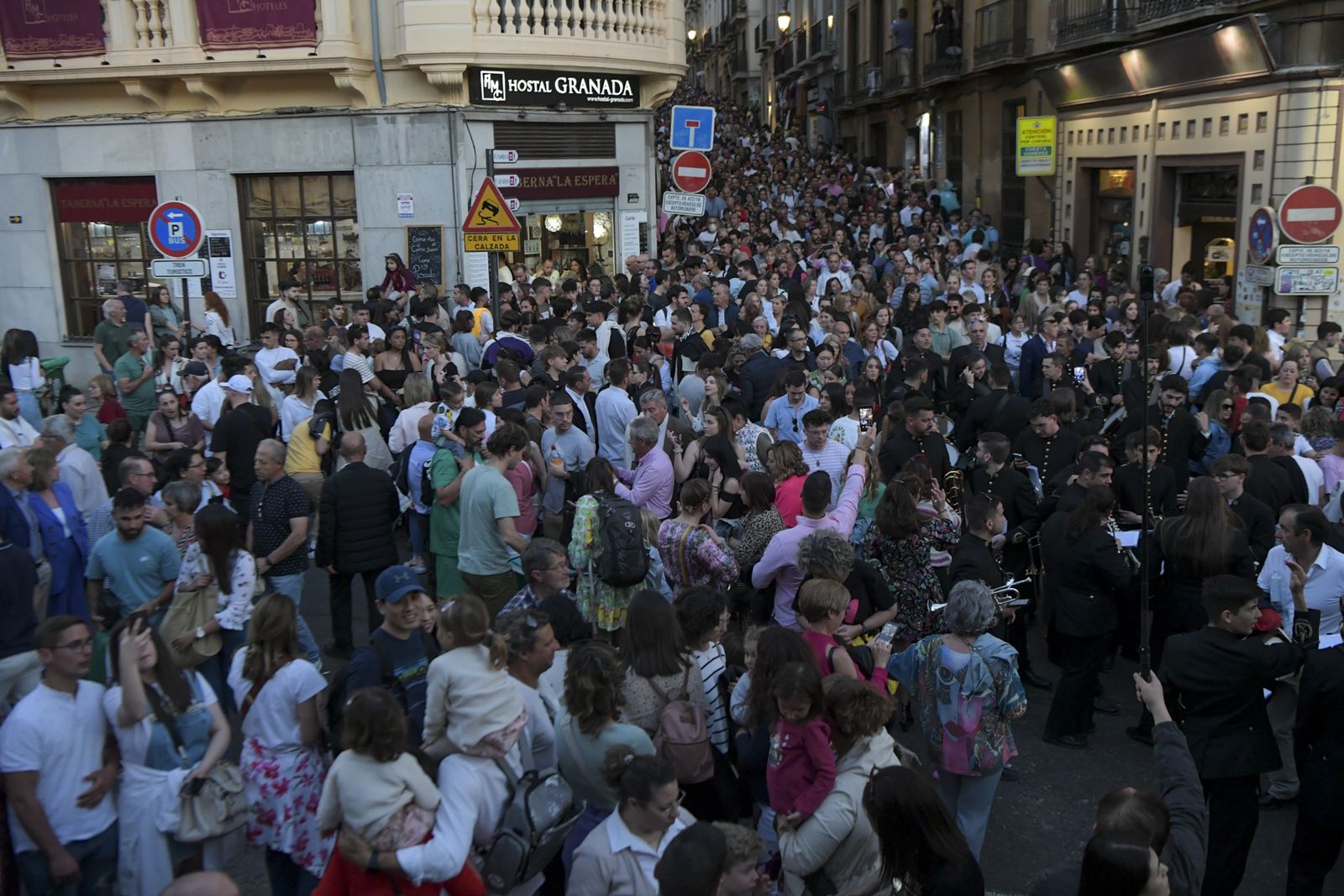 Las fotos de la salida de Santa María de la Alhambra y su bajada a Granada