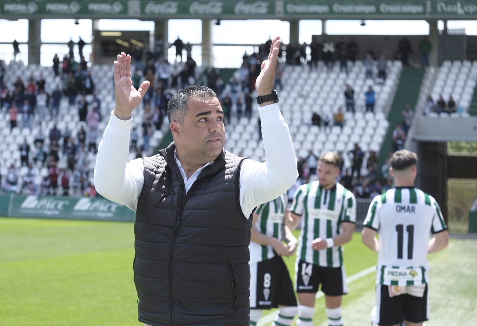 Germán Crespo saluda a la grada durante un partido.