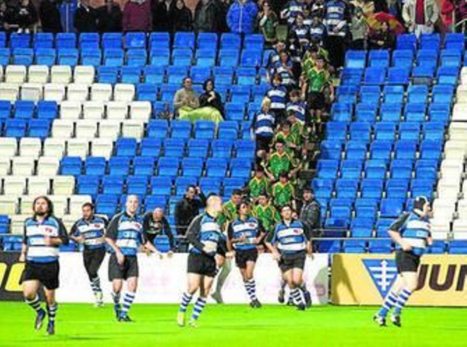 Los integrantes del Bifesa-Tartessos saltan al terreno de juego del Nuevo Colombino el pasado sábado.