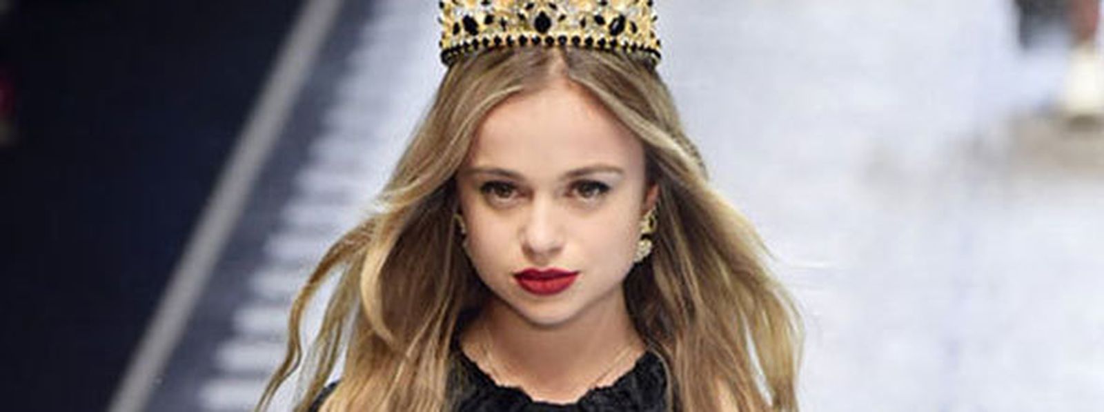 Lady Amelia Windsor, sobrina nieta de Isabel II, desfiló para D&G.