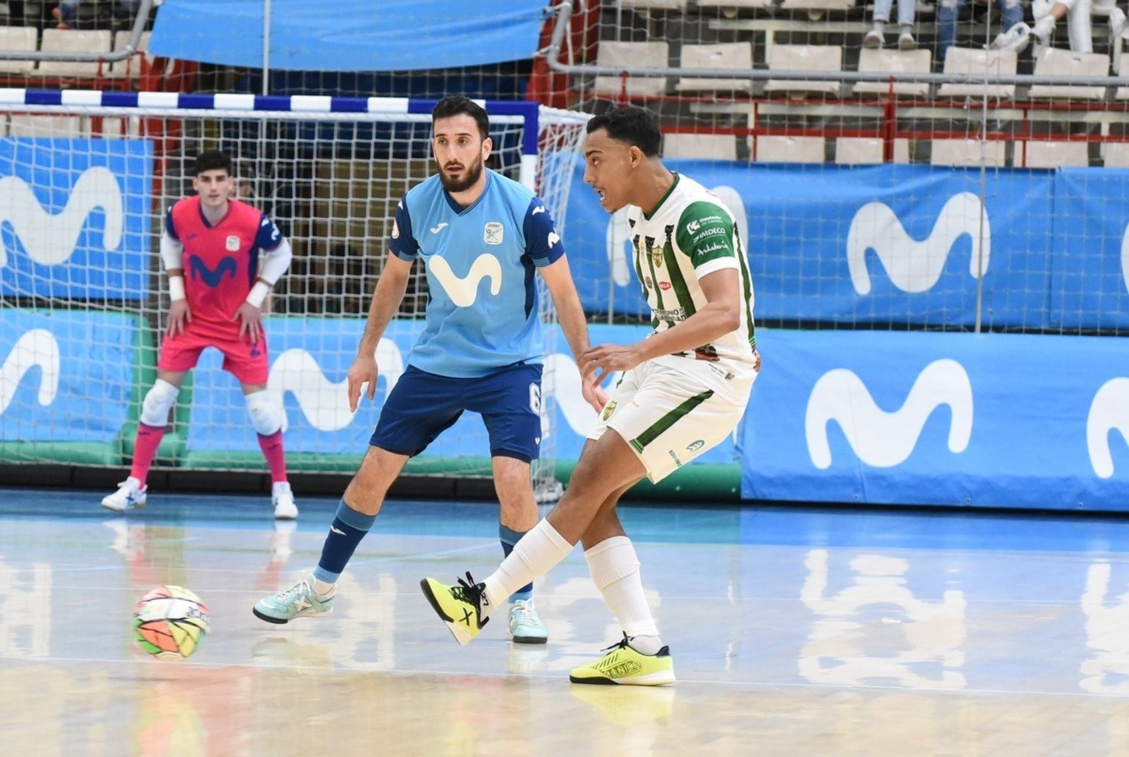 Pulinho da un pase ante la defensa de Raúl Gómez.