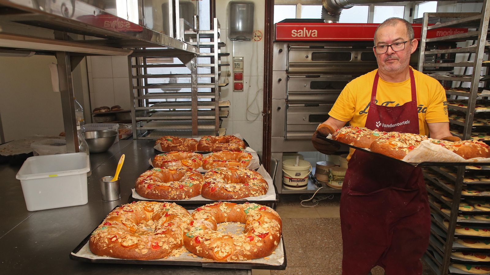 Fotos de la elaboración del roscón de Reyes artesano de La Tarifeña