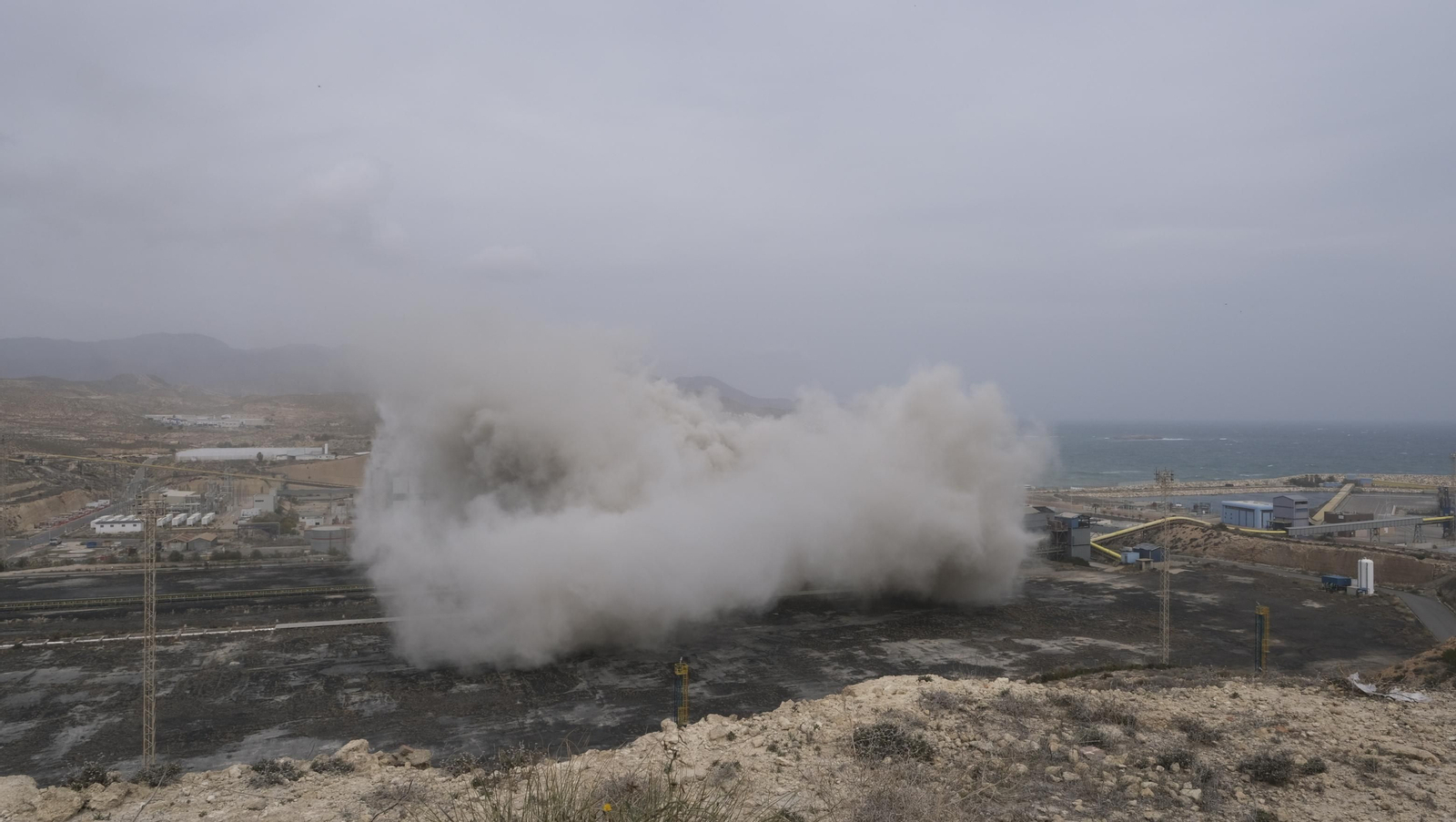 El derribo de la Torre Litoral de Endesa en Carboneras, en imágenes