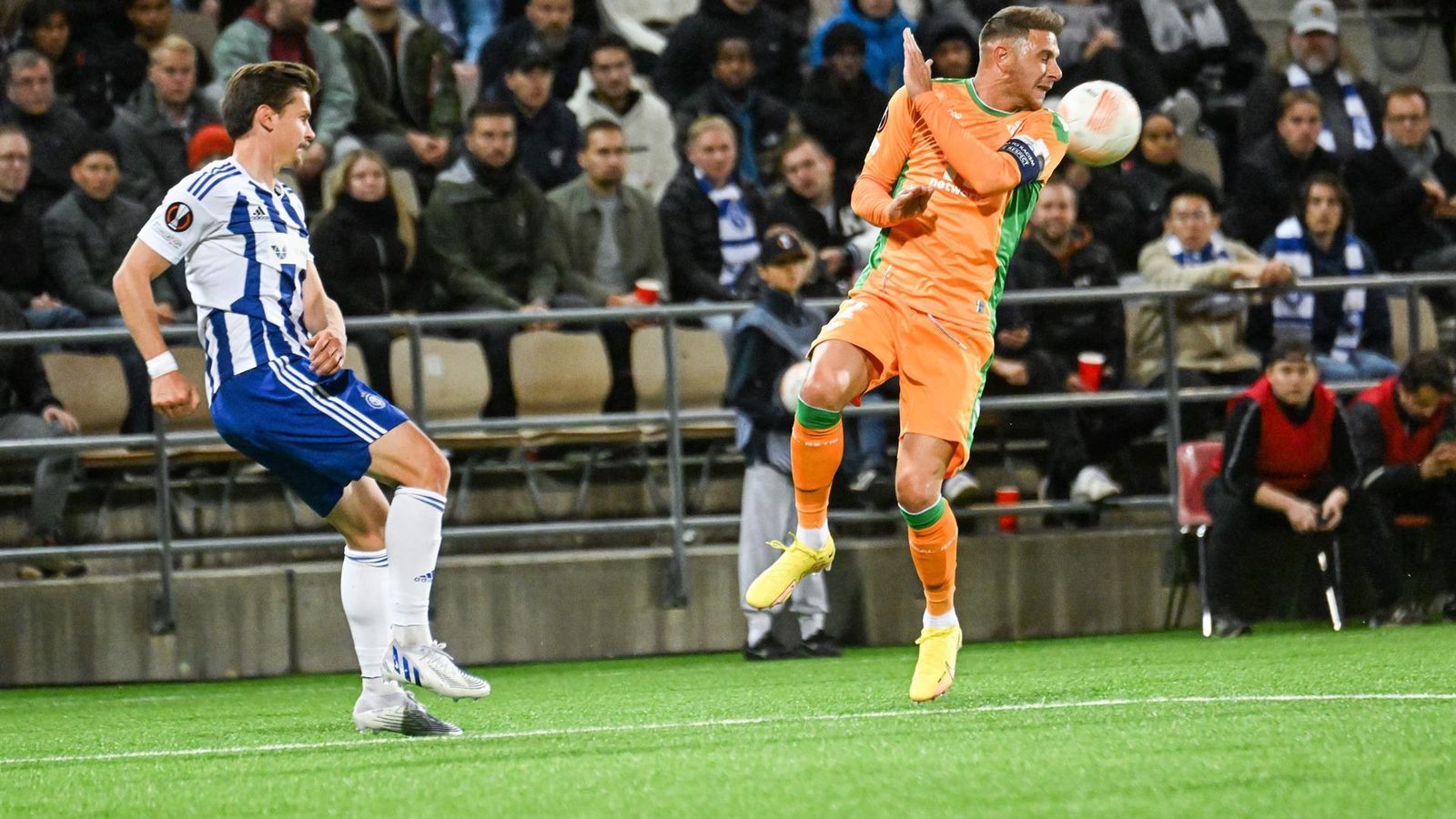 Joaquín intenta tapar un centro del rival.