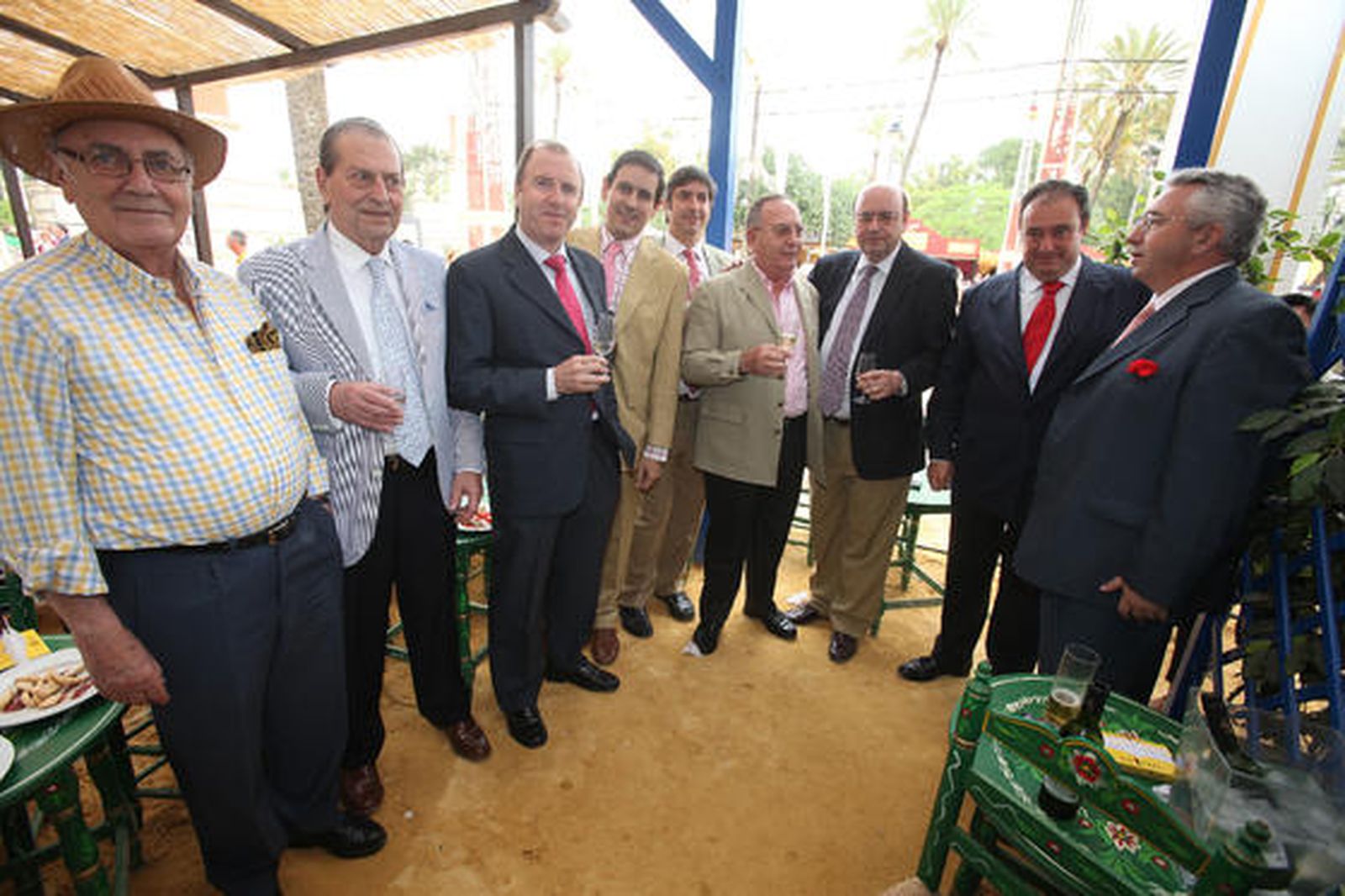 El director general del Grupo Joly, Tomás Valiente, saluda al presidente de la Cámara de Comercio de Jerez, Jesús Medina; con el presidente de la CEC, Miguel González Saucedo;  el director de la CEC de Jerez, Juan Núñez;  y el miembro del Consejo Editorial de Diario de Jerez, Luis García Ruiz.  

Foto: Vanesa Lobo