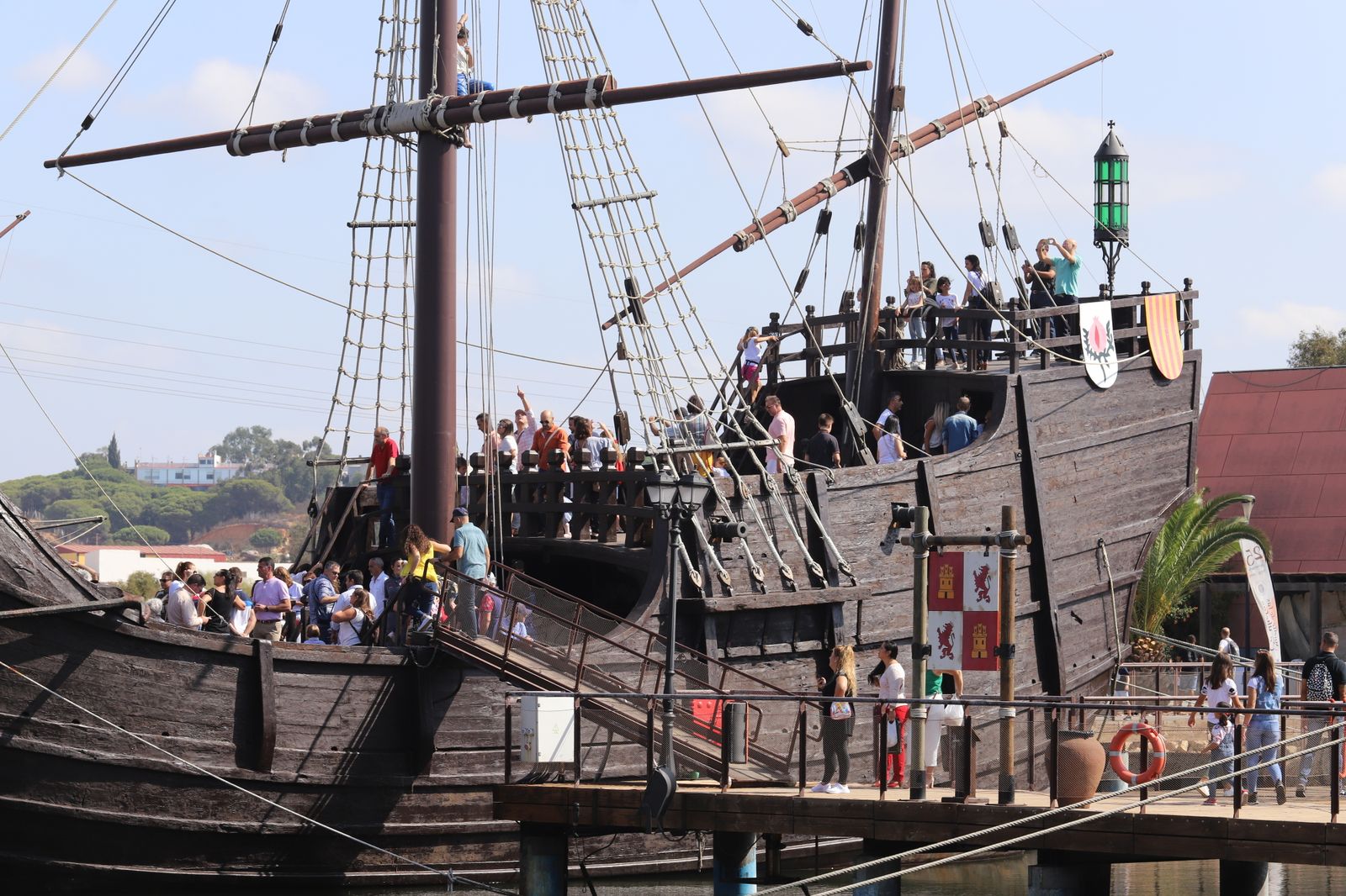 Imágenes de la jornada de puertas abiertas en el Muelle de las Carabelas