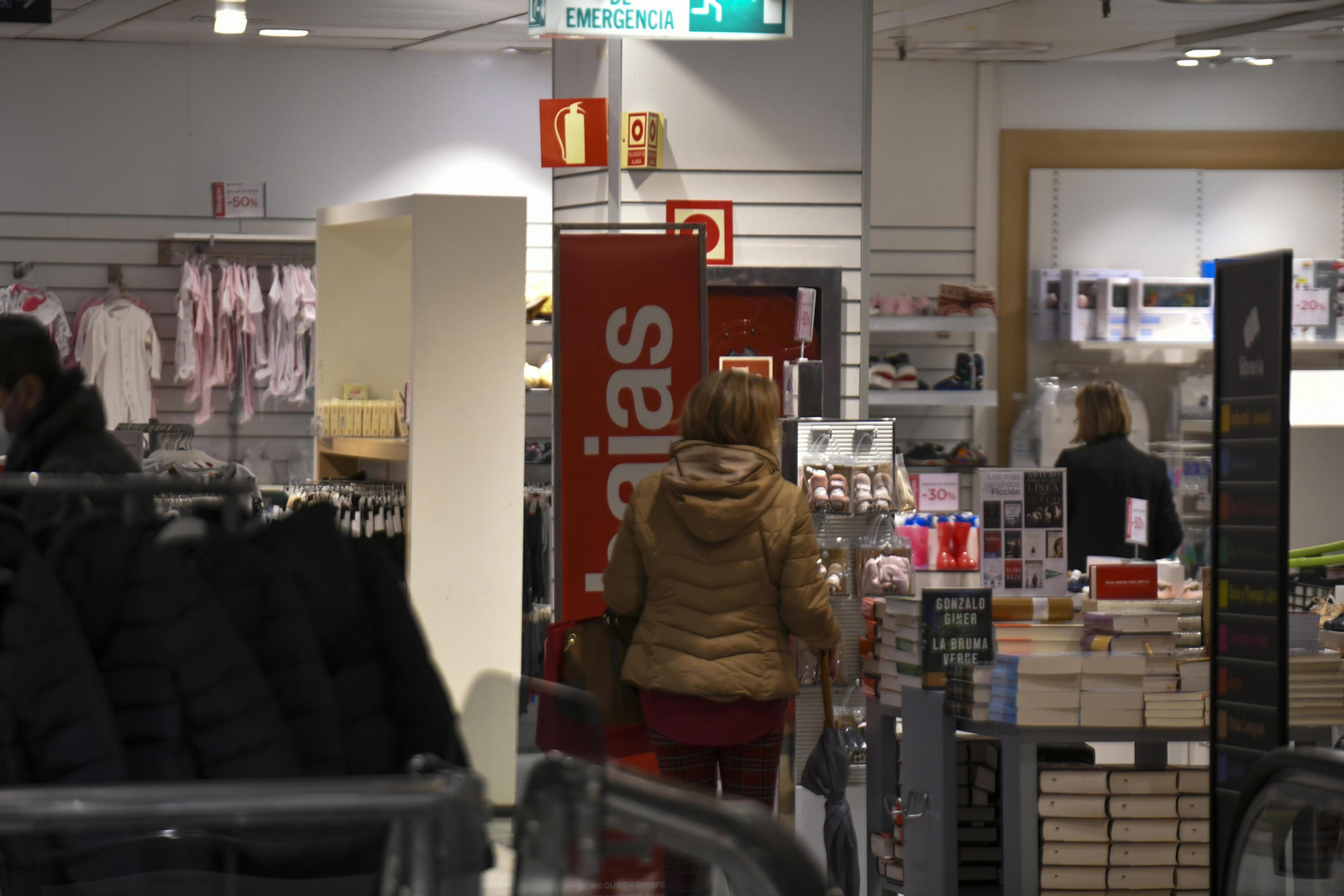 Fotos: el inicio de las rebajas en el Corte Inglés de Granada