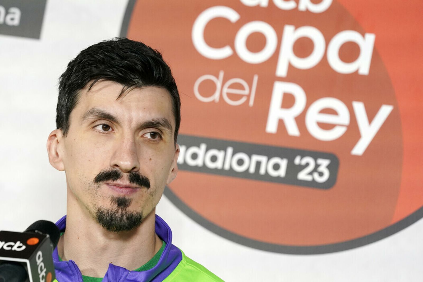 Djedovic, ante los medios.