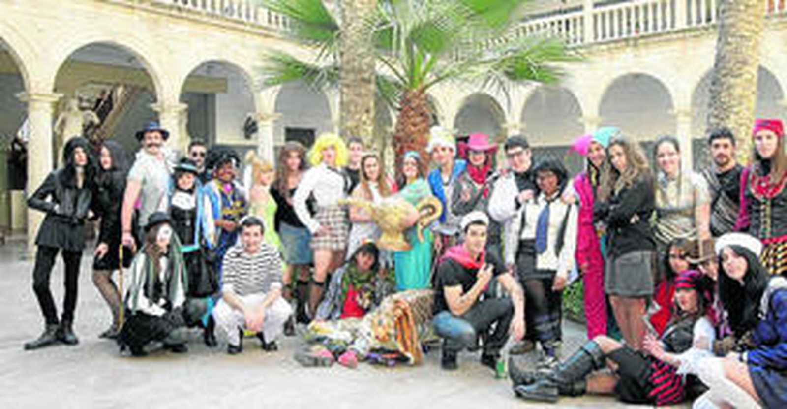 Una 'Barbie' en su caja gana el Carnaval de la Escuela de Arte