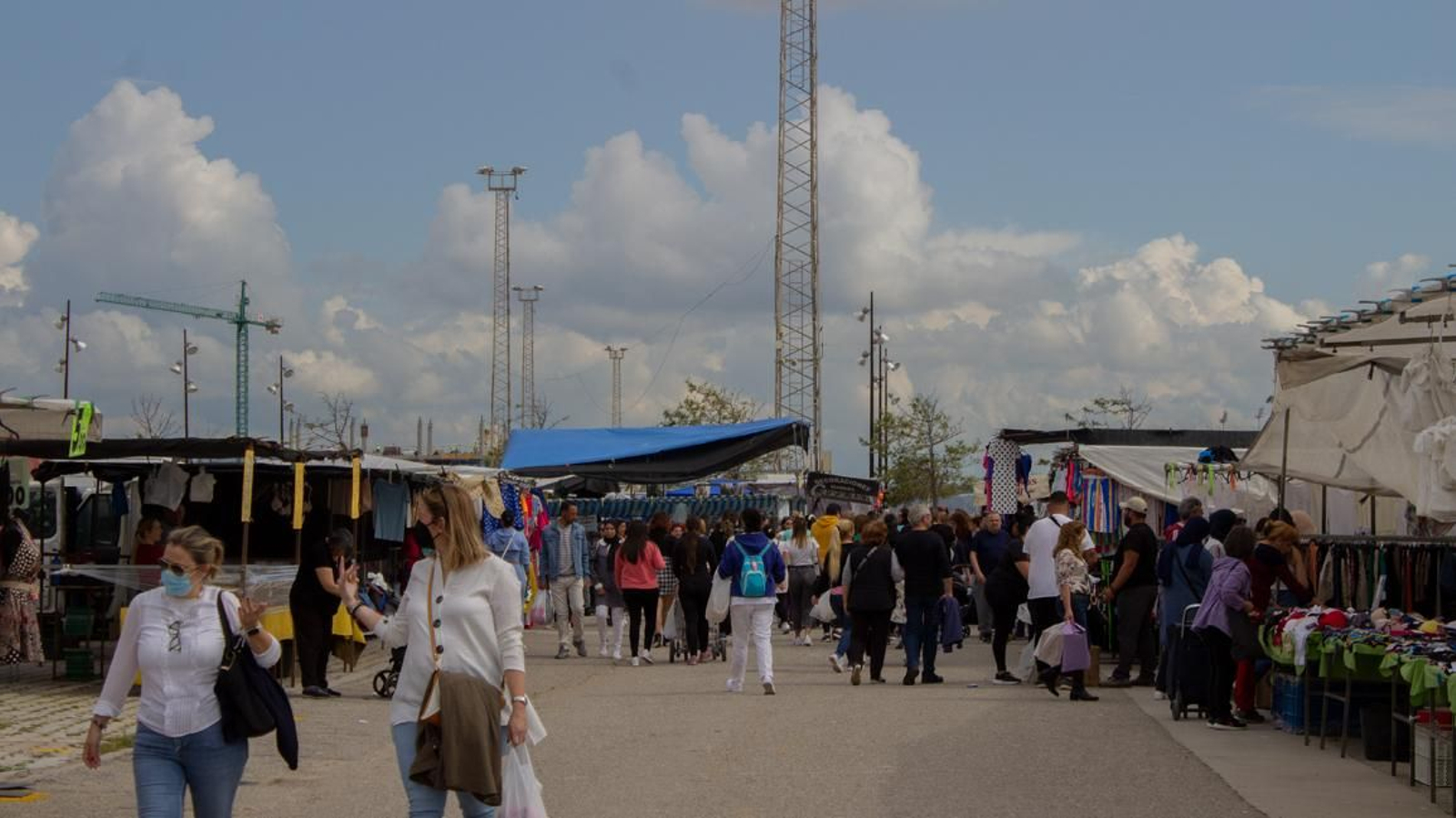 Varias personas en el mercadillo de Algeciras.
