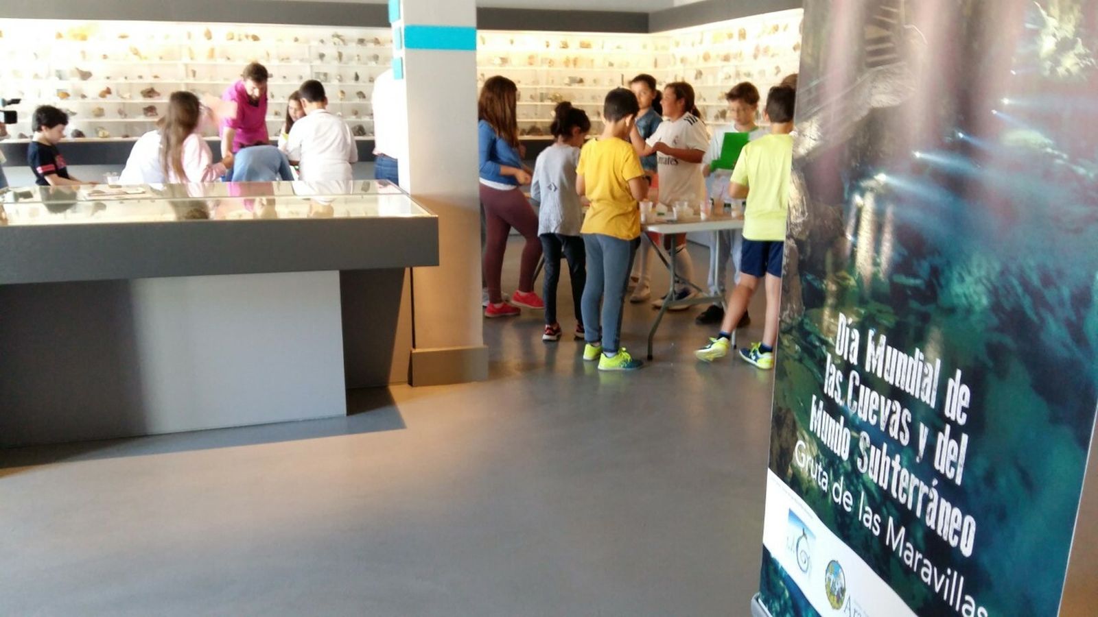 Taller de geología con alumnos de cuarto de primaria del colegio José Nogales.