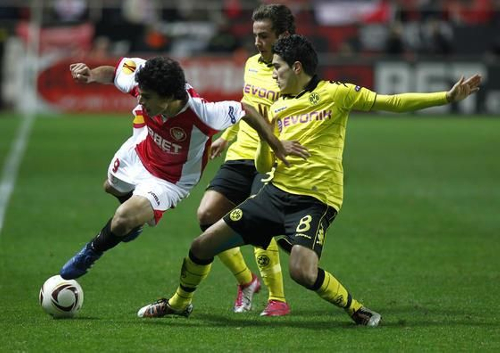 El Sevilla pasa a la siguiente ronda de la Liga Europa tras empatar 2-2 con el Borussia Dortmund. / Antonio Pizarro