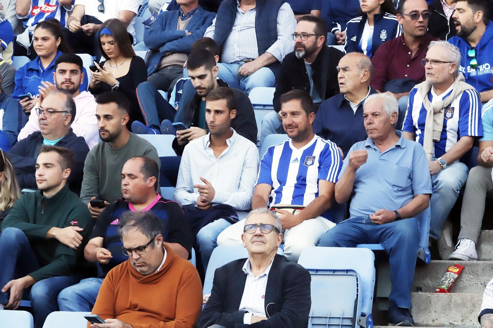 Gran ambiente en las gradas del Nuevo Colombino para el Recre-At Sanluqueño, en imágenes
