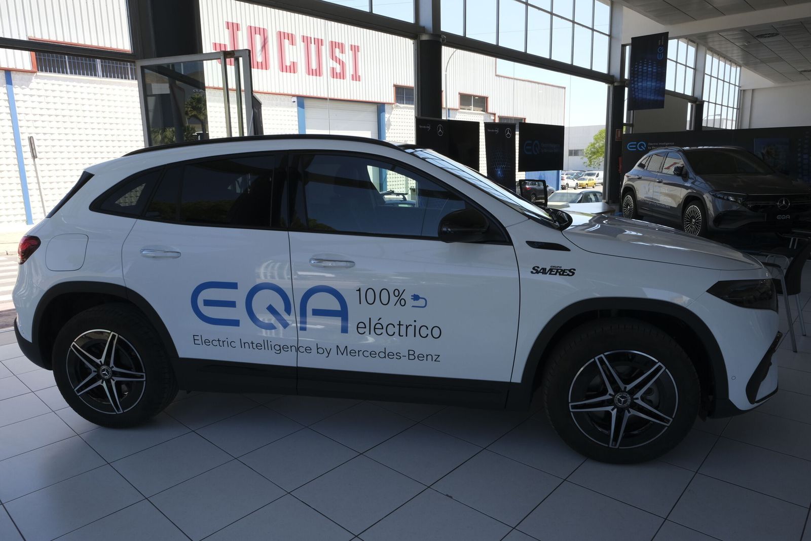 Un coche eléctrico puro a la venta en un concesionario de vehículos.