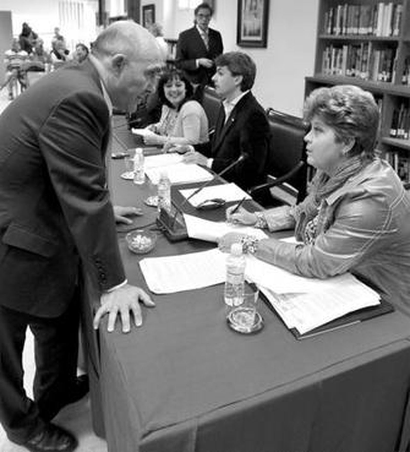 De Bernardo y Espejo conversan antes del pleno del pasado viernes.