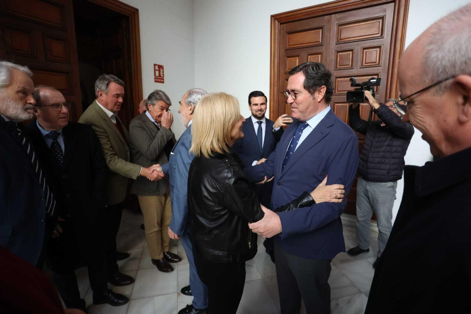 El presidente de la CEOE saluda a la alcaldesa de Jerez a su llegada a la sede del Consejo Regulador del vino de Jerez.
